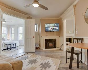 The Toasted Marshmallow | A Creekside Dome Home! - Fancy Gap - Living room