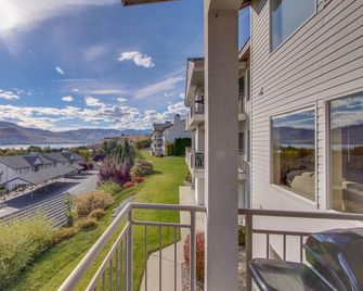 Welcoming Condo with Shared Pool & Hot Tub - Walk to Town - Chelan - Balkon