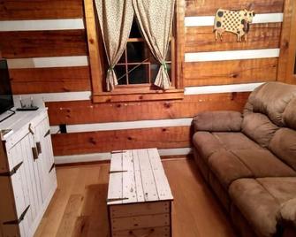 Cozy Country Cabin New: Hot Tub & Outdoor - Kodak - Вітальня