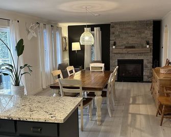 Big Yellow House on Lake Couchiching in S. Muskoka & Orillia - Orillia - Dining room