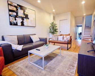 Cozy Home Close to Inner Harbor - בולטימור - סלון