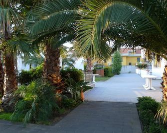King's House Hotel Resort - Fondachello - Vista del exterior