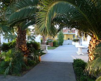 King's House Hotel Resort - Fondachello - Vista esterna