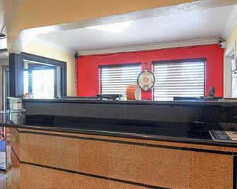 Scottish Inns & Suites Shenandoah Woodlands Mall, King Suite, Free Parking - Conroe - Рецепція