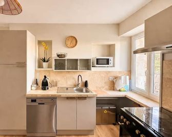 Lou Clapas - Appartements climatisés avec terrasses et piscine - Saint-Paul-le-Jeune - Keuken