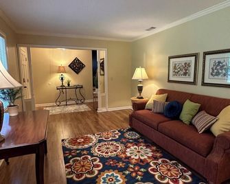 Super Clean , Spacious Split Level House Sleeps 8 In The Heart Of Statesboro - Statesboro - Living room
