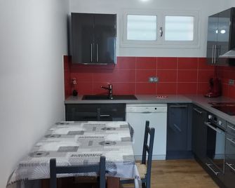 Quiet apartment in the heart of the spa district close to shops - Валь-ле-Бен - Кухня