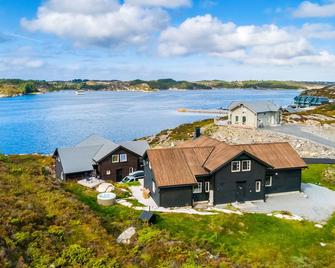 Exclusive and spacious fishing cabin by the sea with panoramic views to the west - Steinsland - Edificio