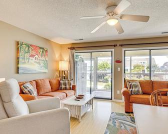 Emerald Isle Condo Near Beach with Screened Porch! - Emerald Isle - Living room