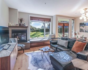 Luxurious townhouse at Rathtrevor Beach! - Parksville - Obývací pokoj
