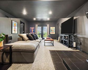 Fred's Cottage - Aliquippa - Living room