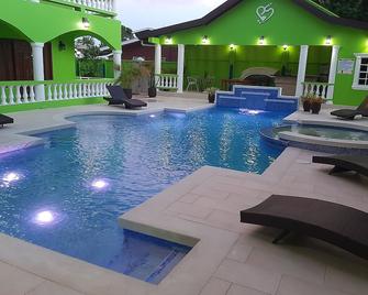 Pesheres Inn & Spa - Bon Accord Village - בריכה