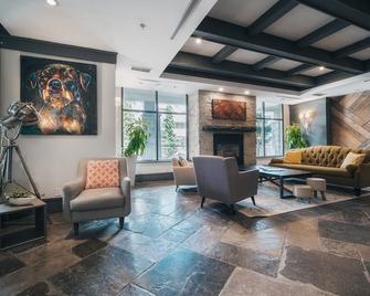 Summit Lodge Boutique Hotel - Whistler - Lobby