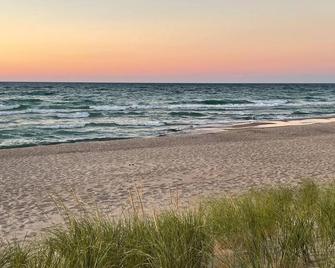 Charming Lakefront Cottage in Indiana Dunes - Porter - Beach