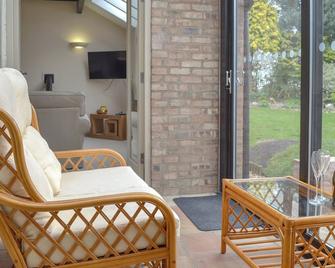 2 bedroom accommodation in Tibthorpe, near Driffield - Driffield - Huiskamer