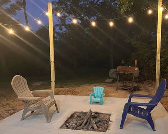 Vintage truck home on the Tangipahoa scenic river - Ponchatoula - Patio