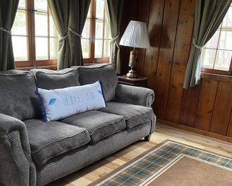 Sage Lake Huron Cottage - East Tawas - Living room