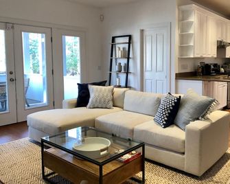 4 Bed/3.5 Bath, Spacious, East Hampton Home - ideal friends & family gathering - East Hampton - Вітальня