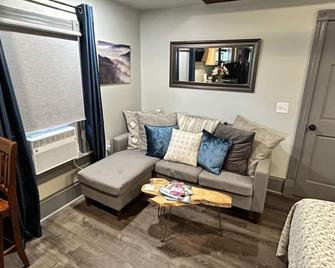 Loft Apt Just off C&O near Harpers Ferry, AT, train to DC, & Frederick - Brunswick - Sala de estar