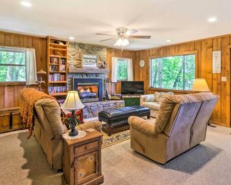 Secluded Mountain Home 12 Mi to Tsali Area - Robbinsville - Living room
