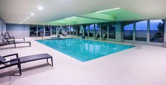 La Quinta Inn & Suites by Wyndham Lubbock North - Lubbock - Alberca