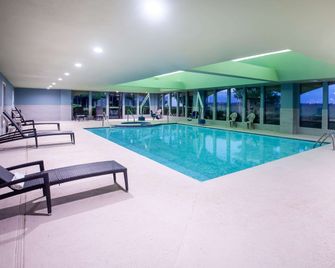 La Quinta Inn & Suites by Wyndham Lubbock North - Lubbock - Pool