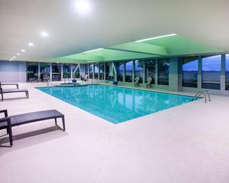 La Quinta Inn & Suites by Wyndham Lubbock North - לאבוק - בריכה