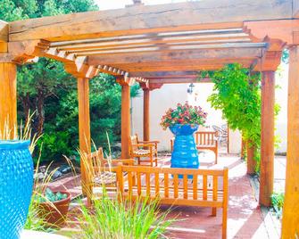 The casita is a little getaway 2 blocks from Taos Plaza with free WiFi! - Taos - Patio