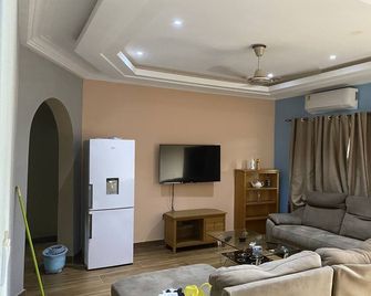 Children-friendly holiday home with garden | Dogs allowed - Aburi - Sala de estar