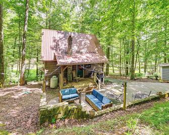 Patio & Fire Pit: Charming Cabin in Roaring Gap! - Roaring Gap - Patio