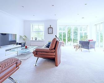 Beautiful House in a Tranquil Location - Camberley - Living room