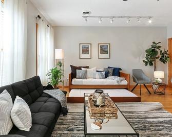 Suite 725 on Main |Recently Face-Lifted |Walkable Dwntwn Condo |Parking |Dining |Nightlife |Shopping - Lake Geneva - Living room