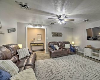 Near Mines & Meadows: Spacious Home w/ Game Room - Beaver Falls - Sala de estar