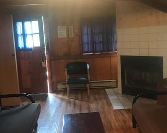 Bungalow #8 2 bedroom - Brisco - Living room