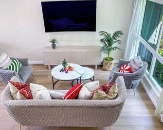 Sweet 2 bd for monthly stay! 20 mi to Disney - Diamond Bar - Living room