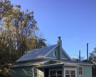 Newly-Restored Cottage Rental for a Weekend Getaway in Virginia - Lovettsville - Outdoors view