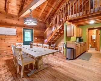 Blue Rose Cabins - Oleander Cabin - Logan - Essbereich