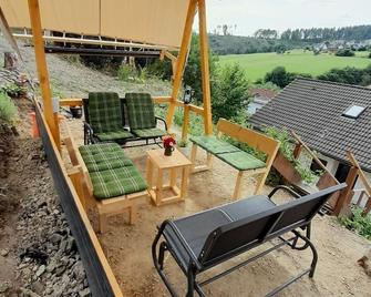 Ferienwohnung am Sonnenhang: Erdgeschoss - Ferienwohnungen am Sonnenhang - Hausen (Wied) - Patio