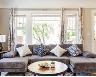 Charming 2-bedroom house in wonderful Angels Camp with WiFi, AC - Angels Camp - Huiskamer