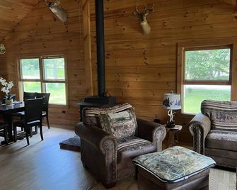 Cozy Log Home - Lake Geneva - Living room