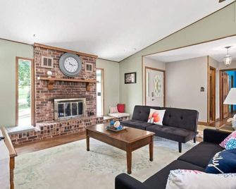 Eastview Drive Jolly Green Giant - Madison - Living room
