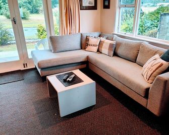 Full of character, modern and cosy Rose Lodge - Turangi - Salon
