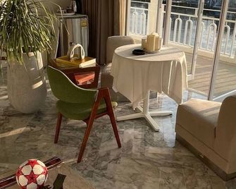 Casapapa Home And Space - Nakhon Chai Si - Living room