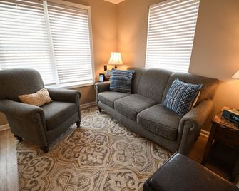 The Lakehouse Inn Geneva - Geneva - Living room