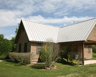 New discounts for weekly stays. Country retreat Fishing Pond on springfed creek, - Lockhart - Edificio