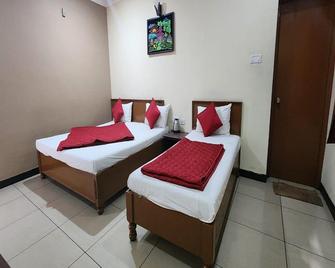 Ezhil Residency - Kodaikanal - Bedroom