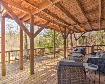 4 BR updated house on Chattahoochee River! Fish, Swim, Tube, and Kayak all day! - Demorest - Patio