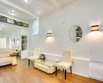 Shared Yard, 4 Mi To Nyc Englewood Apartment! - Englewood - Sala de estar