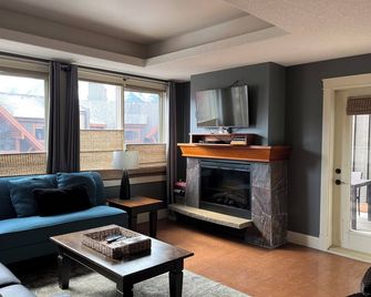 Luxury Retreat for 4 w/ Amazing Mtn. View - Canmore - Wohnzimmer
