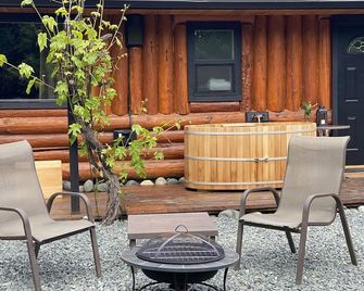 True West Coast Experience Custom Log Home With Sauna & Outside Cedar Soaker Tub - Sooke - Patio